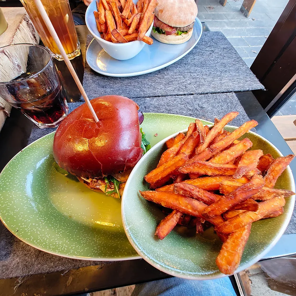 Burger mit Pommes