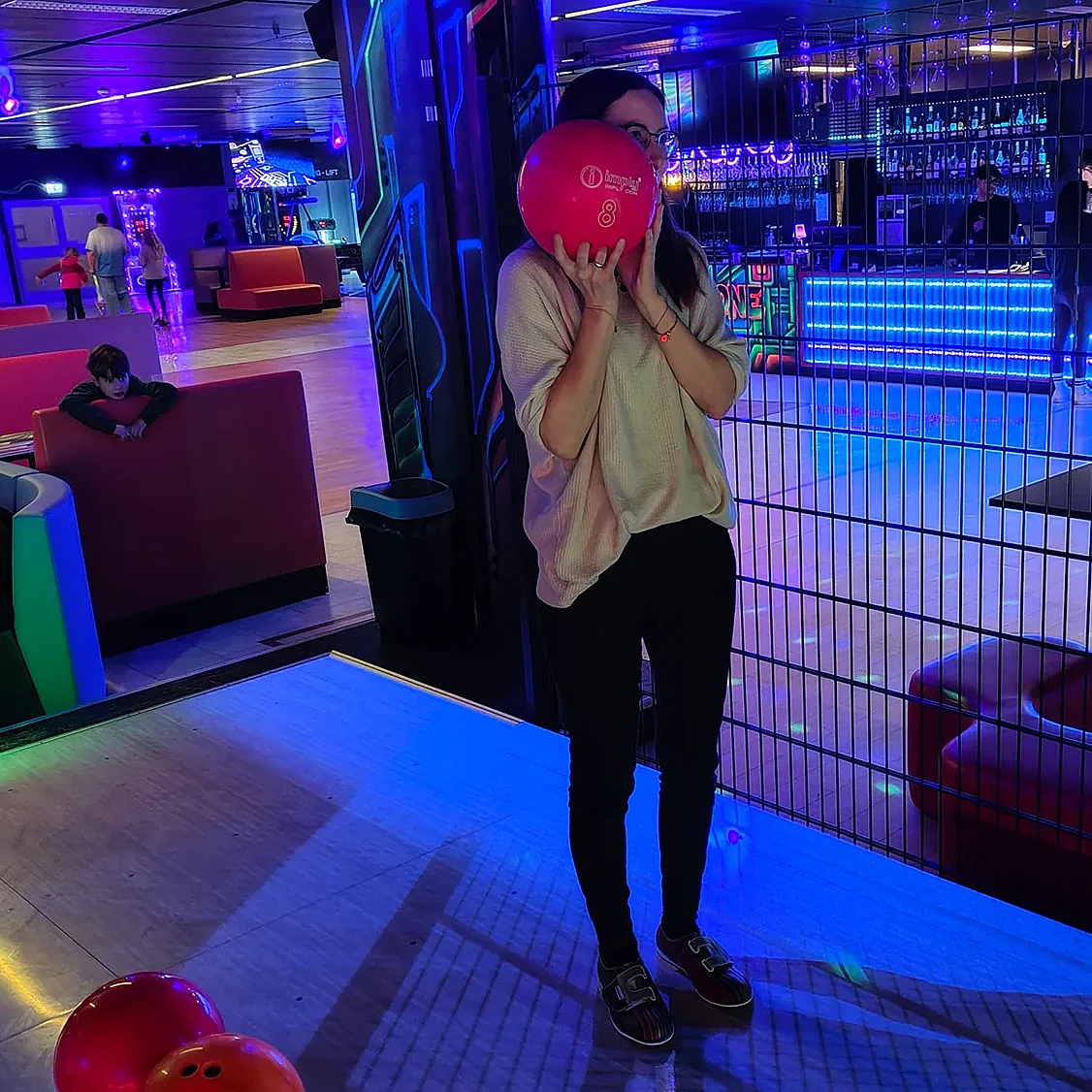 Nadine mit Bowlingkugel