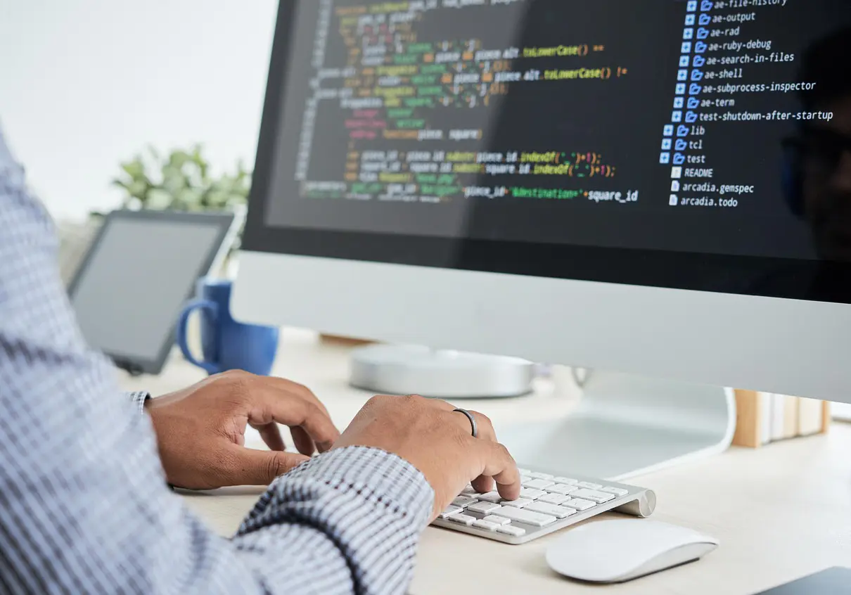 Website-Erstellung Entwickler bei dem Programmieren